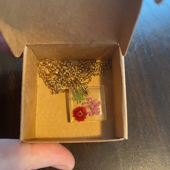 Resin Flower Necklace/Pendant/Gold Chain/Jewelry - Picture 3 of 3